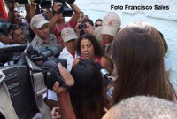 /album/tragedias/tragedia-de-realengo-07-04-11-parentes-se-desesperam-a-porta-do-colegio-jpg/